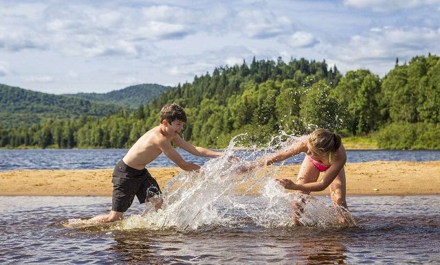 14 belles plages où nager en famille au Québec