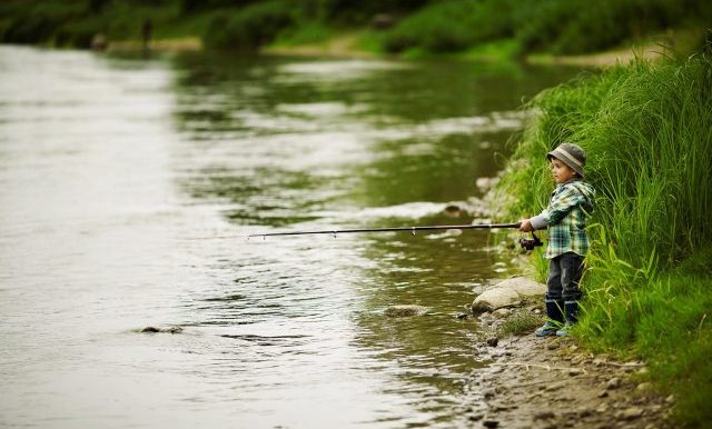 Enfant qui pêche