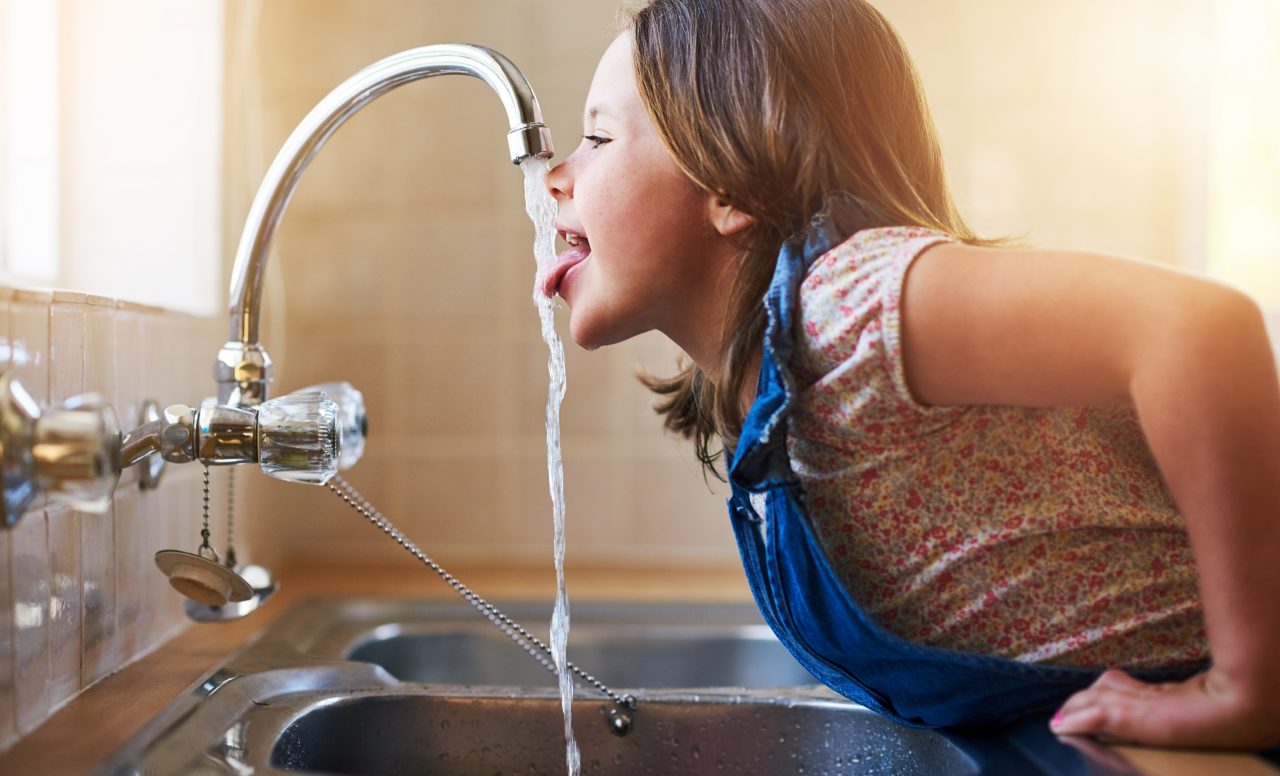 Mon enfant ne boit pas d’eau: 5 trucs pour aider les petits à bien s’hydrater
