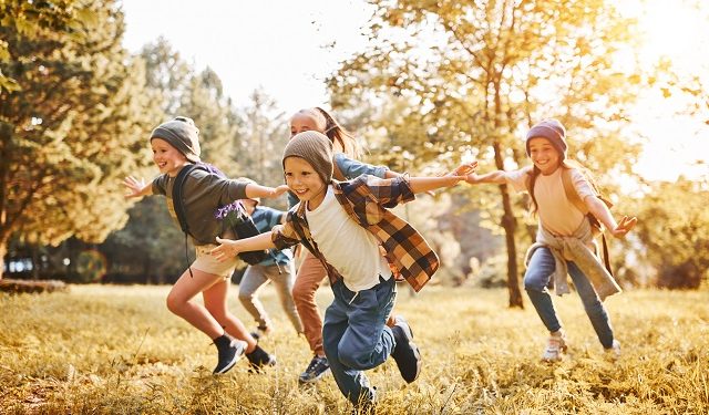 enfants heureux qui jouent deors en automne