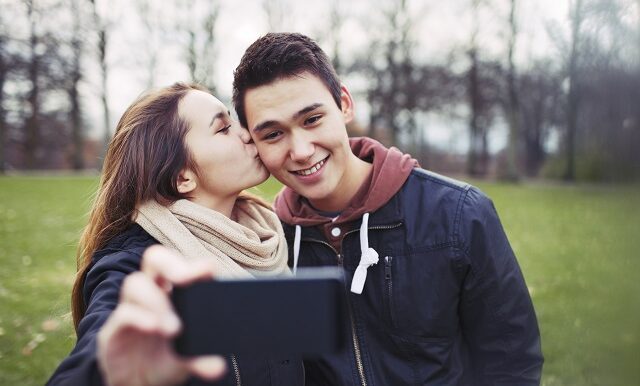 garçon, fille¸cellulaire, selfie