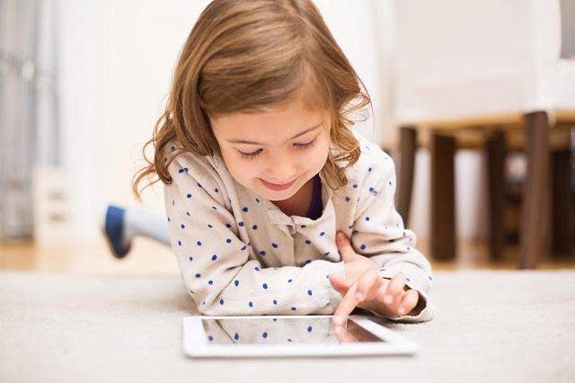 Dépendance aux écrans: 10 conseils pour l’éviter chez votre enfant