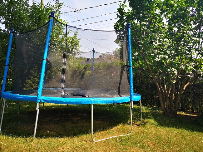 trampoline de 14 pieds dans la cour extérieure
