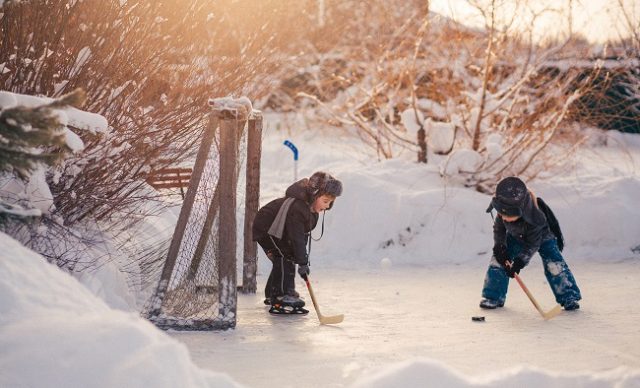 Patin-hockey-nos-meilleurs-trucs-pour-patiner-en-famille-vifa-magazine