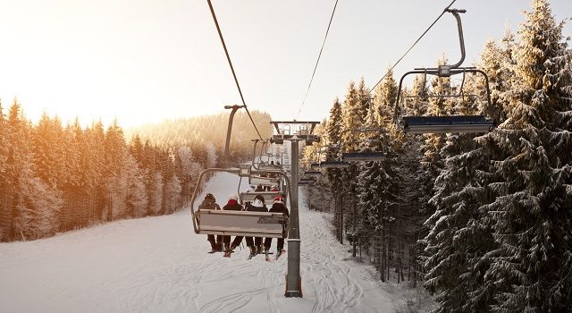 Ski alpin-et-planche-a-neige-petit-guide-pour-debuter-en-famille