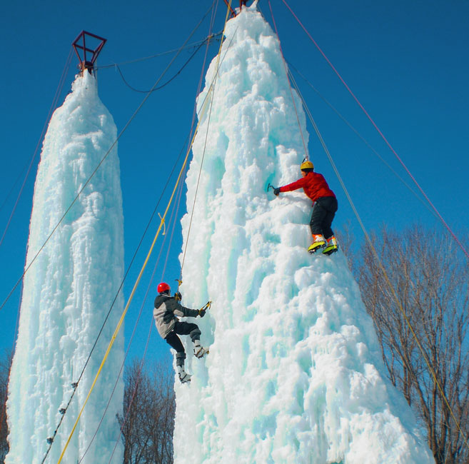 gens qui pratiquent escalade de glace
