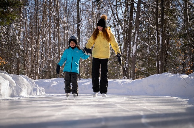 Traîneau à chiens, glissade sur tube, ski alpin, ski de fond, raquette, patin et fatbike : l'hiver est actif dans  les Laurentides.