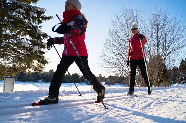 Traîneau à chiens, glissade sur tube, ski alpin, ski de fond, raquette, patin et fatbike : l'hiver est actif dans  les Laurentides.
