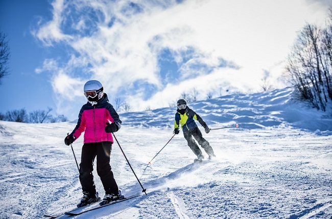 Traîneau à chiens, glissade sur tube, ski alpin, ski de fond, raquette, patin et fatbike : l'hiver est actif dans les Laurentides.