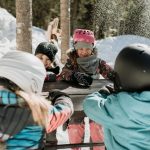 enfants joyeux patins hiver