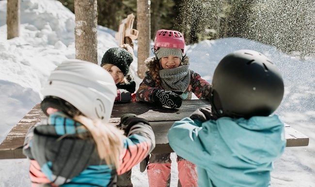 enfants joyeux patins hiver
