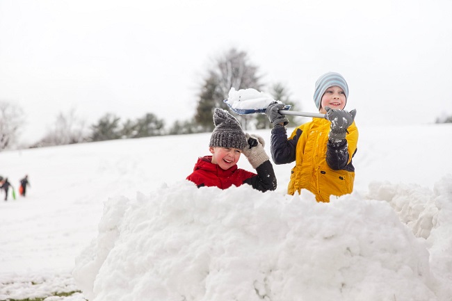 Éliminer les freins au jeu extérieur en hiver: 5 pistes de réflexion