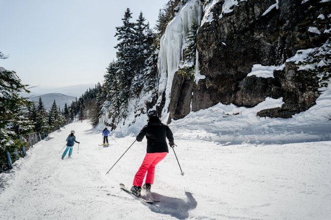 famille qui dévale les pente en ski alpin
