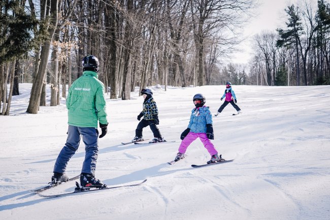 enfants qui apprennent à skier