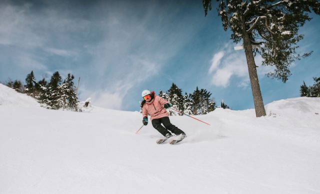 femme qui ski sur les pentes