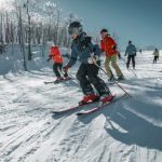 grope de gens en ski alpin