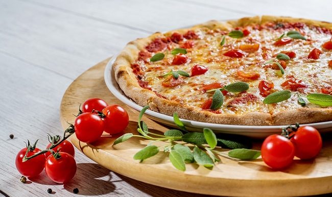 Pizza-tomates et basilic