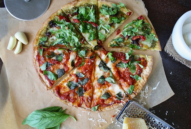 Pizza aux tomates et basilic