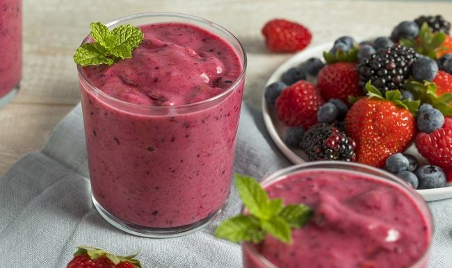 smoothie aux petites fruits fraises, bleuts et framboises