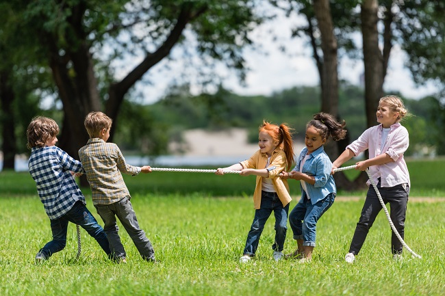 enfants jouant au tir à la corde dans le parc