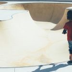 Enfant en trottinette dans le skate park urbain