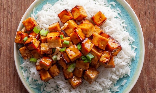 Tofu grillé sésame et sauce aux haricots noirs et ail