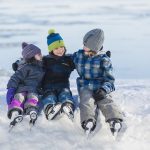 Enfant patin banc de neige hiver