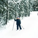 Petit skieur sur piste de ski de fond