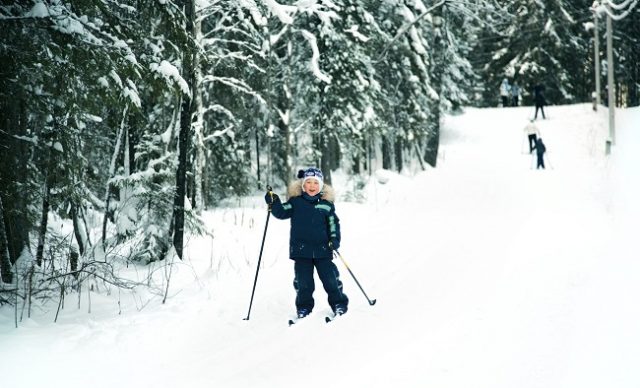 Petit skieur sur piste de skii de fond