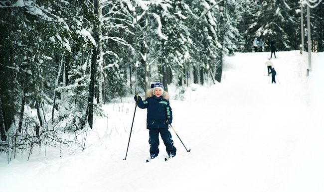 Petit skieur sur piste de skii de fond