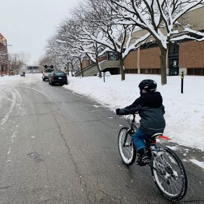 enfant en vélo en hiver