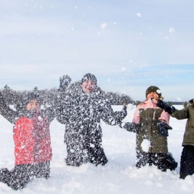 famille qui s'amuse dans la neige