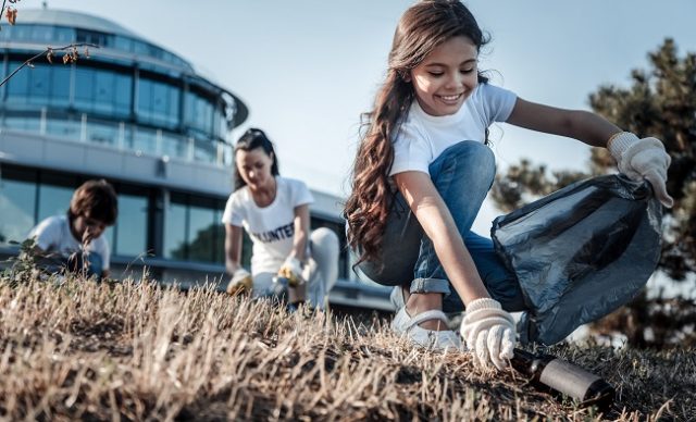 famille qui ramasse des déchets dans le parc