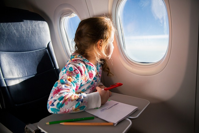 6 astuces pour voyager en avion avec les enfants