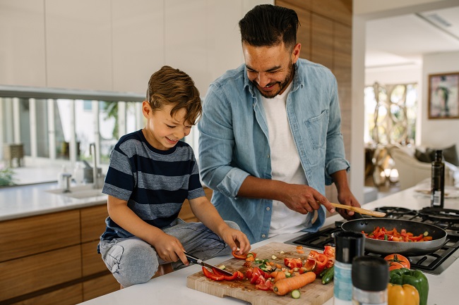 Père et fils, préparation des repas dans la cuisine